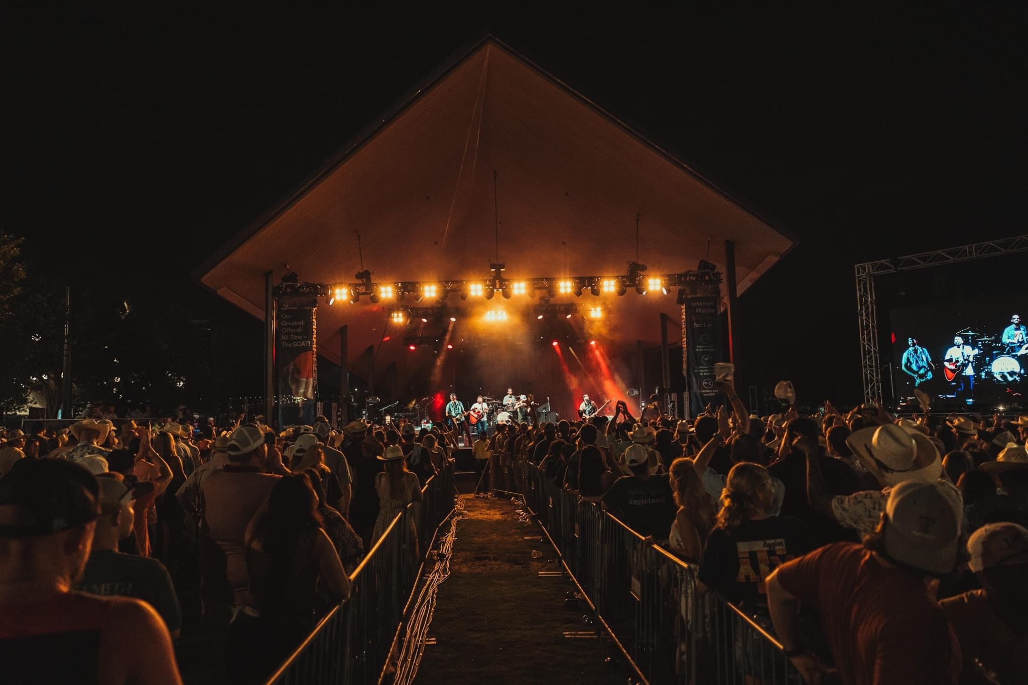 Troubadour festival at night